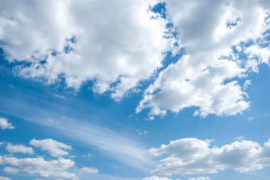 Mavi gökyüzünde güzel beyaz bulutlar.