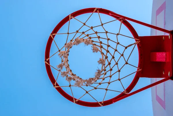 Anel Basquete Fotografado Baixo Contra Céu Azul — Fotografia de Stock