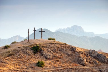 Sabah dağları manzarası. Sudak Calvary haçları olan bir dağdır. Sudak şehri. Kırım.