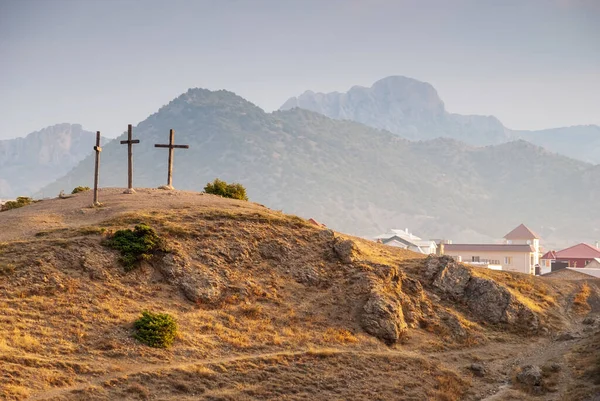 朝の山の風景 スダック カルヴァリーは十字架を持つ山です スダクの街 クリミア — ストック写真