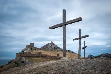 Sabah dağları manzarası. Sudak Calvary haçları olan bir dağdır. Sudak şehri. Kırım.