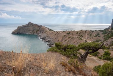 Kırım Yarımadası. Dağ Ejderhası Karadeniz 'in arka planına ve güzel gökyüzüne karşı.