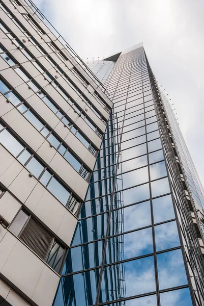 Cam ve metalden yapılmış iş binası. Moskova.