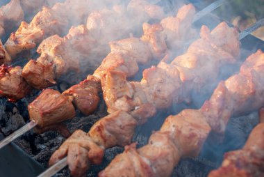 Şampuanlı kebaplar, dumanlı bir mangalda rosto..