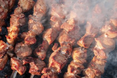 Şampuanlı kebaplar, dumanlı bir mangalda rosto..