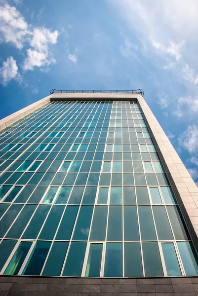 Cam ve metalden yapılmış iş binası. 