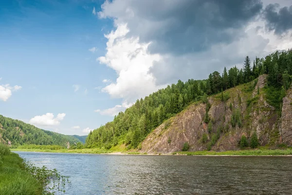 Пейзаж Сибири Река Кия Горные Берега Зеленые Леса Кемеровской Области — стоковое фото