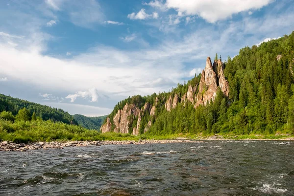 Пейзаж Сибири Река Кия Горные Берега Зеленые Леса Кемеровской Области — стоковое фото