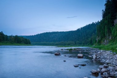 Sibirya 'nın manzaraları. Gün batımında akşam manzarası. Dağlar, orman, nehir ve su uzun vadede. Kemerovo bölgesi. Rusya 