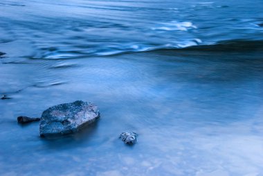 Mountain Nehri. Taşlar ve mavi su uzun bir kepenk hızında.
