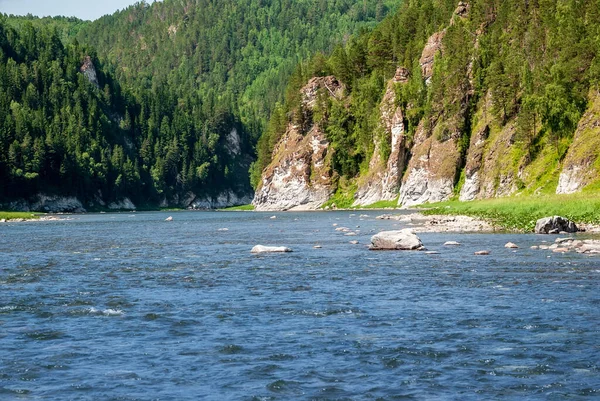 Sibirya 'nın manzarası. Kiya Nehri, dağ kıyıları ve Kemerovo bölgesindeki yeşil ormanlar. Mavi gökyüzü ve bulutlu gündüz manzarası.