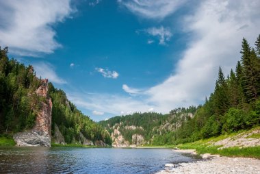 Sibirya 'nın manzarası. Kiya Nehri, dağ kıyıları ve Kemerovo bölgesindeki yeşil ormanlar. Mavi gökyüzü ve bulutlu gündüz manzarası.