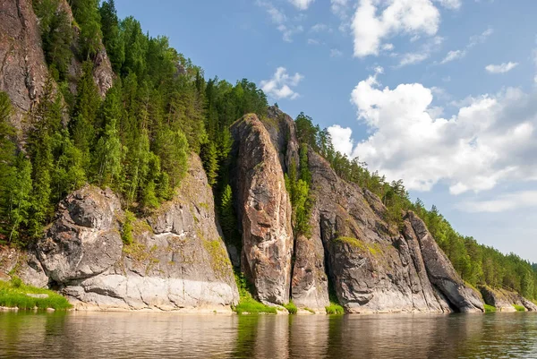 Sibirya 'nın manzarası. Kiya Nehri, dağ kıyıları ve Kemerovo bölgesindeki yeşil ormanlar. Mavi gökyüzü ve bulutlu gündüz manzarası.