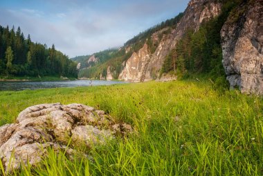 Sibirya 'nın manzaraları. Kiya nehrinin akşam manzarası. Dağlar, orman, nehir ve su uzun vadede. Kemerovo bölgesi. Rusya 