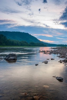 Sibirya 'nın manzaraları. Gün batımında akşam manzarası. Dağlar, orman, nehir ve su uzun vadede. Kemerovo bölgesi. Rusya 