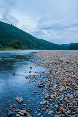 Sibirya 'nın manzaraları. Gün batımında akşam manzarası. Dağlar, orman, nehir ve su uzun vadede. Kemerovo bölgesi. Rusya 