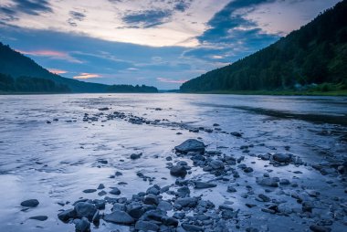 Sibirya 'nın manzaraları. Gün batımında akşam manzarası. Dağlar, orman, nehir ve su uzun vadede. Kemerovo bölgesi. Rusya 