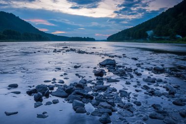 Sibirya 'nın manzaraları. Gün batımında akşam manzarası. Dağlar, orman, nehir ve su uzun vadede. Kemerovo bölgesi. Rusya 