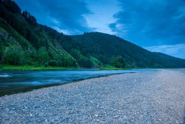 Sibirya 'nın manzaraları. Gün batımında akşam manzarası. Dağlar, orman, nehir ve su uzun vadede. Kemerovo bölgesi. Rusya 