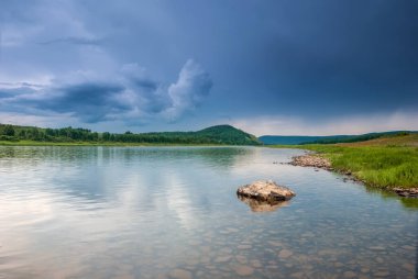 Sibirya 'nın manzaraları. Kiya nehrinin akşam manzarası. Dağlar, orman, nehir ve su uzun vadede. Kemerovo bölgesi. Rusya 