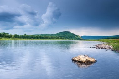 Sibirya 'nın manzaraları. Kiya nehrinin akşam manzarası. Dağlar, orman, nehir ve su uzun vadede. Kemerovo bölgesi. Rusya 