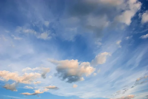 Gün batımında güzel beyaz bulut ile mavi gökyüzü.