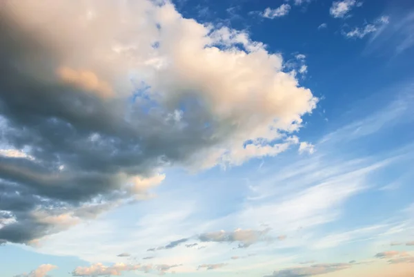 Gün batımında güzel beyaz bulut ile mavi gökyüzü.