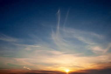 Bulutlu dramatik gün batımı.