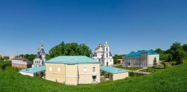 Elizabeth Kilisesi 'nin iki eski kilisesi ve Dmitrov Kremlin' deki Varsayım Katedrali. Dmitrov. Panorama.