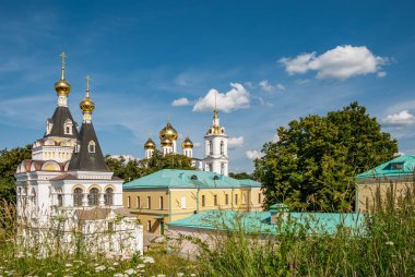 Elizabeth Kilisesi 'nin iki eski kilisesi ve Dmitrov Kremlin' deki Varsayım Katedrali. Dmitrov.