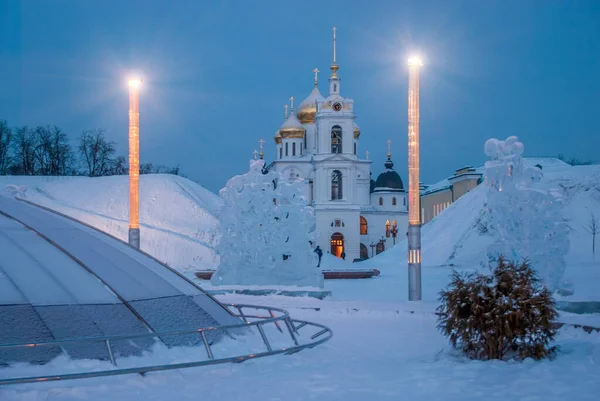 Dmitrov Kremlin Katedrali 'nin güzel aydınlatma ışığında akşam vakti olduğunu varsayıyorum. Kış manzarası.