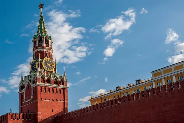 Torre Spasskaya Del Kremlin Moscú Moscú Campanas Contra Fondo Cielo — Foto de Stock