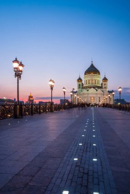 Kurtarıcı İsa 'nın Katedrali. Şehir ışıklarının ışığında güzel bir aydınlatma ile. Gün batımında şehir manzarası.