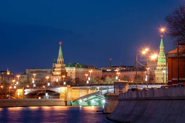 Inpoldering Van Moskouse Rivieren Achtergrond Van Het Moskouse Kremlin Avondstadslandschap — Stockfoto