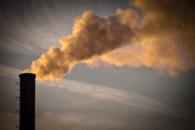 endüstriyel baca üzerinde mavi gökyüzünün dumanı