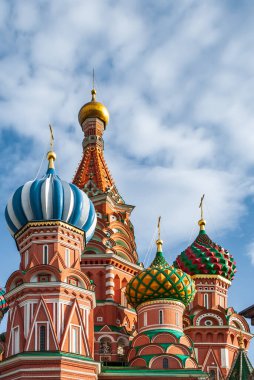 Kutsanmış Basil Katedrali mavi gökyüzünün arka planına karşı. Moskova.