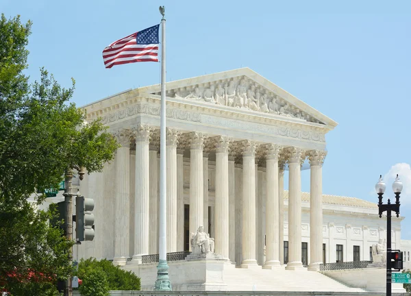 Corte Suprema de Estados Unidos con Bandera — Foto de Stock