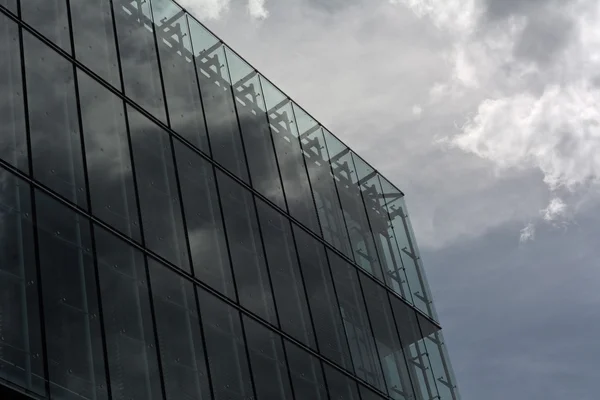Architecture avec reflet de nuages orageux — Photo