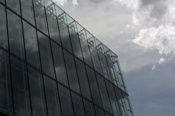 Arquitetura com Reflexão de Nuvem de Tempestade — Fotografia de Stock