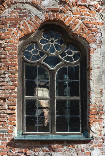 Stary dom i okna — Zdjęcie stockowe