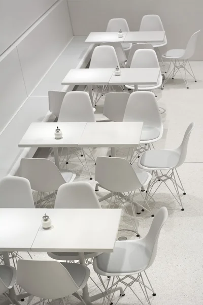 Bílý stůl a židle — Stock fotografie