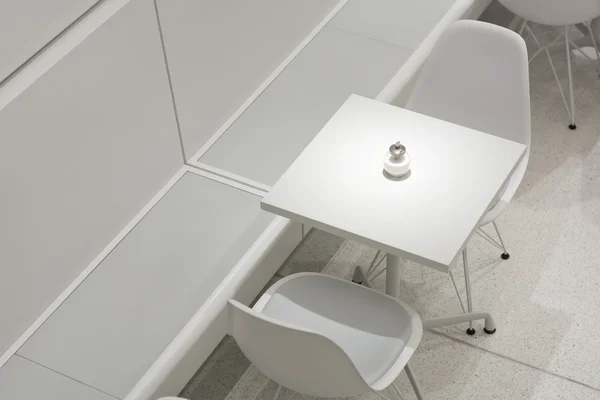 白いテーブルと椅子 ストック画像