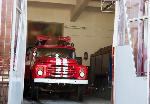 Feuerwehrauto auf Parkplatz — Stockfoto