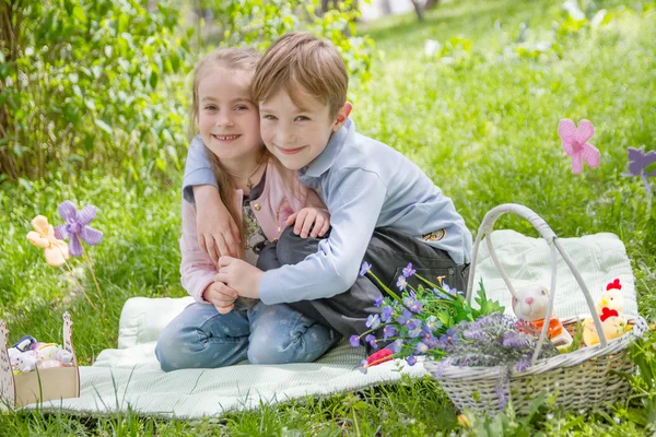 Broer en zus met Pasen decor — Stockfoto