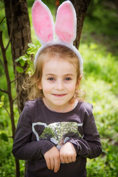 Mooi meisje met bynny oren — Stockfoto