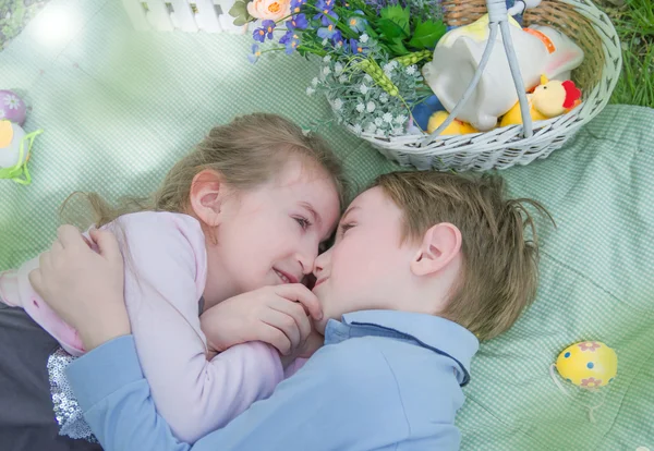 Irmão e irmã mentindo nariz a nariz — Fotografia de Stock