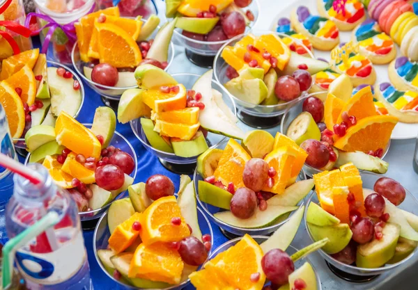Кубок тістечок з фруктами — стокове фото