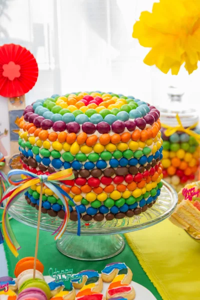 Rainbow färg födelsedag tårta dekoration — Stockfoto