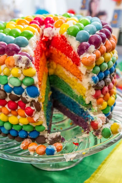 Радужный праздничный торт — стоковое фото