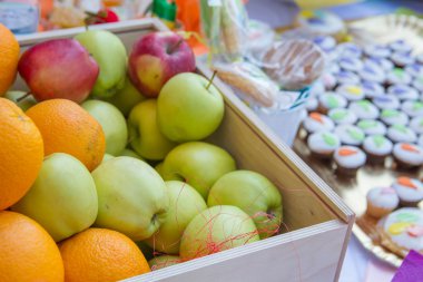 kırmızı ve yeşil elmalar